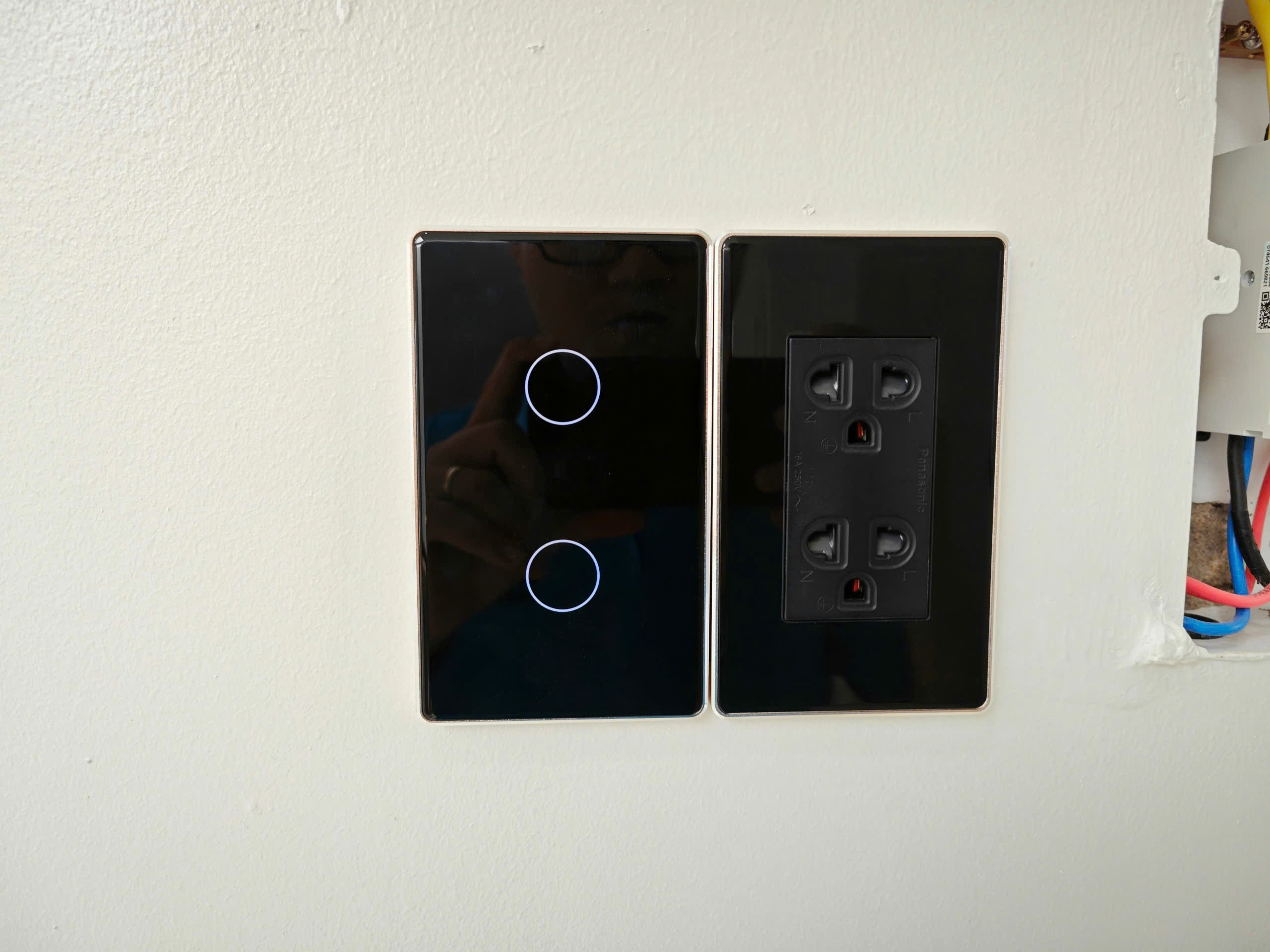 Công tắc thông minh Zigbee Tuya viền vàng Chữ Nhật lắp đặt thực tế