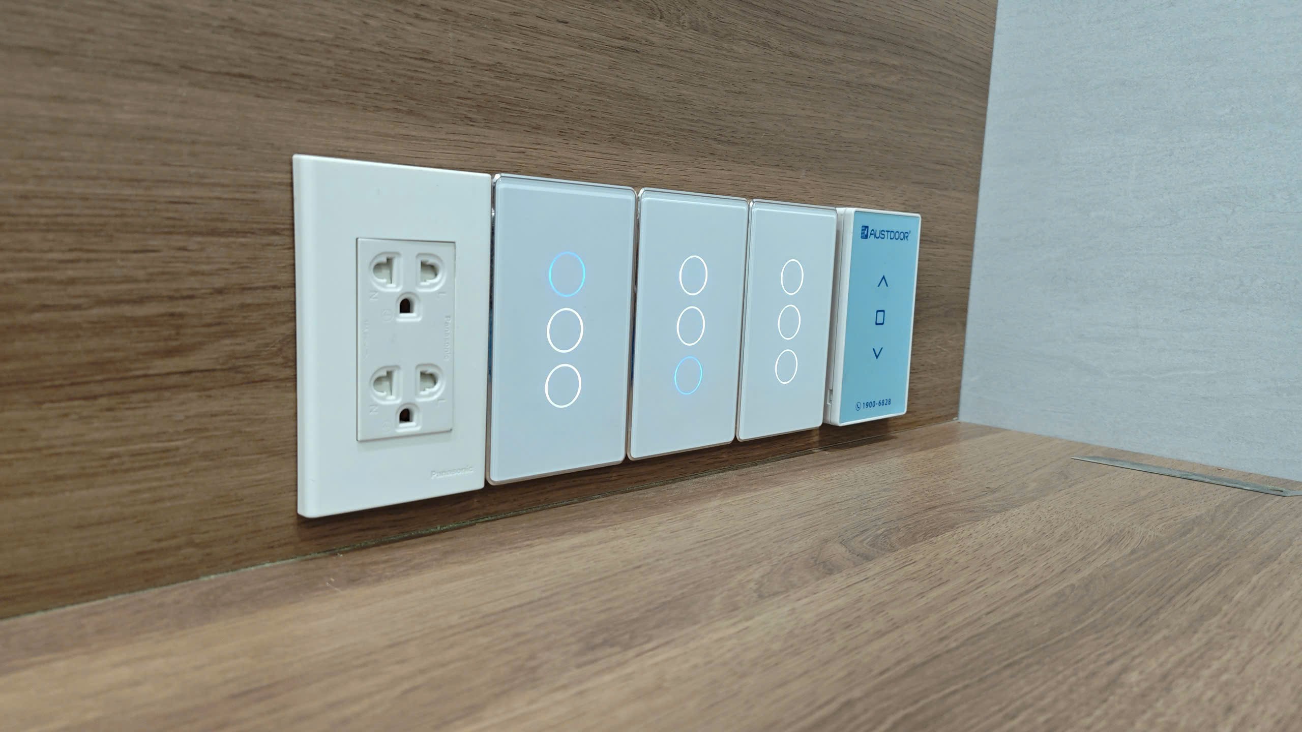 Công tắc thông minh Zigbee Tuya viền vàng Chữ Nhật lắp đặt thực tế
