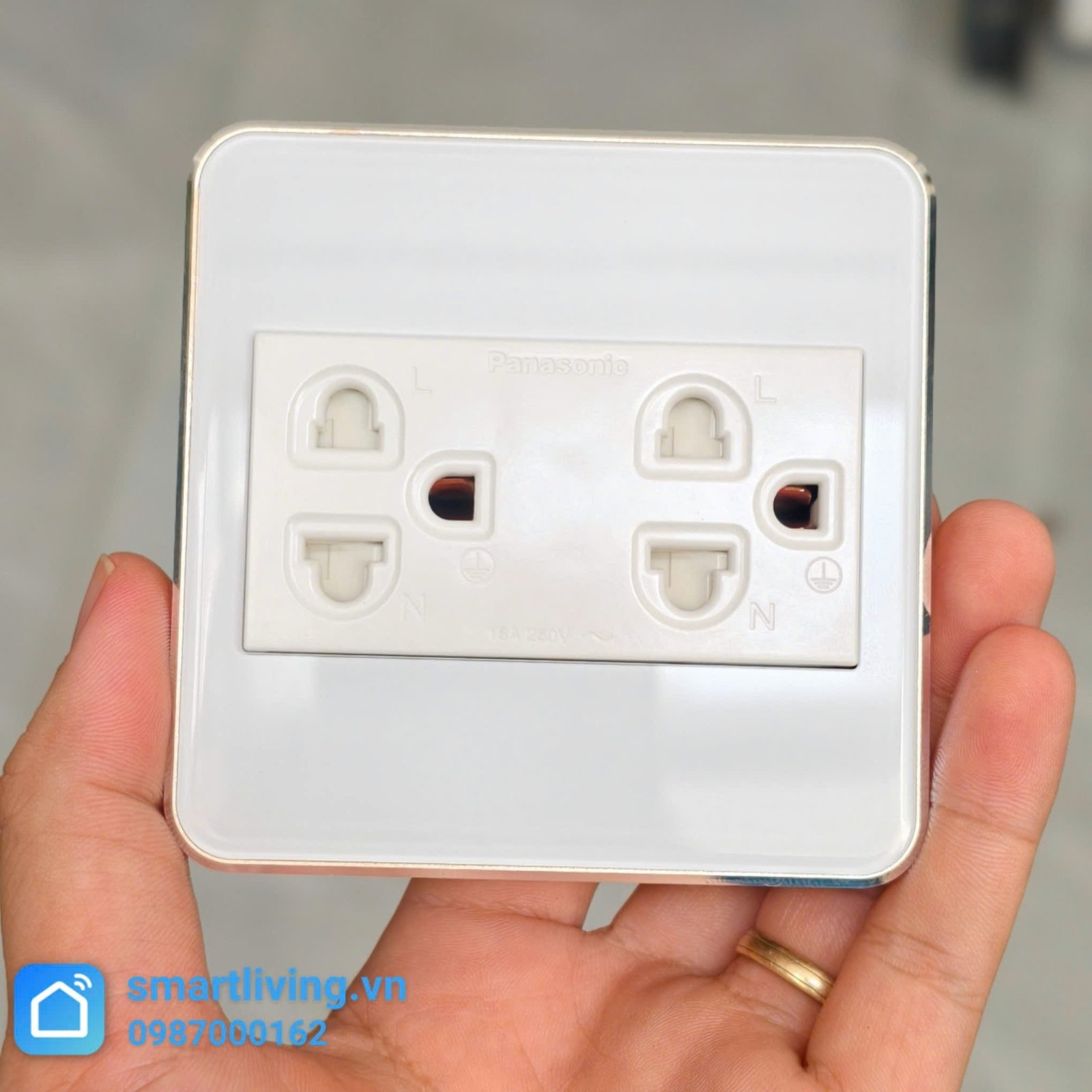 Mặt ổ cắm mặt kính viền nhôm Vuông