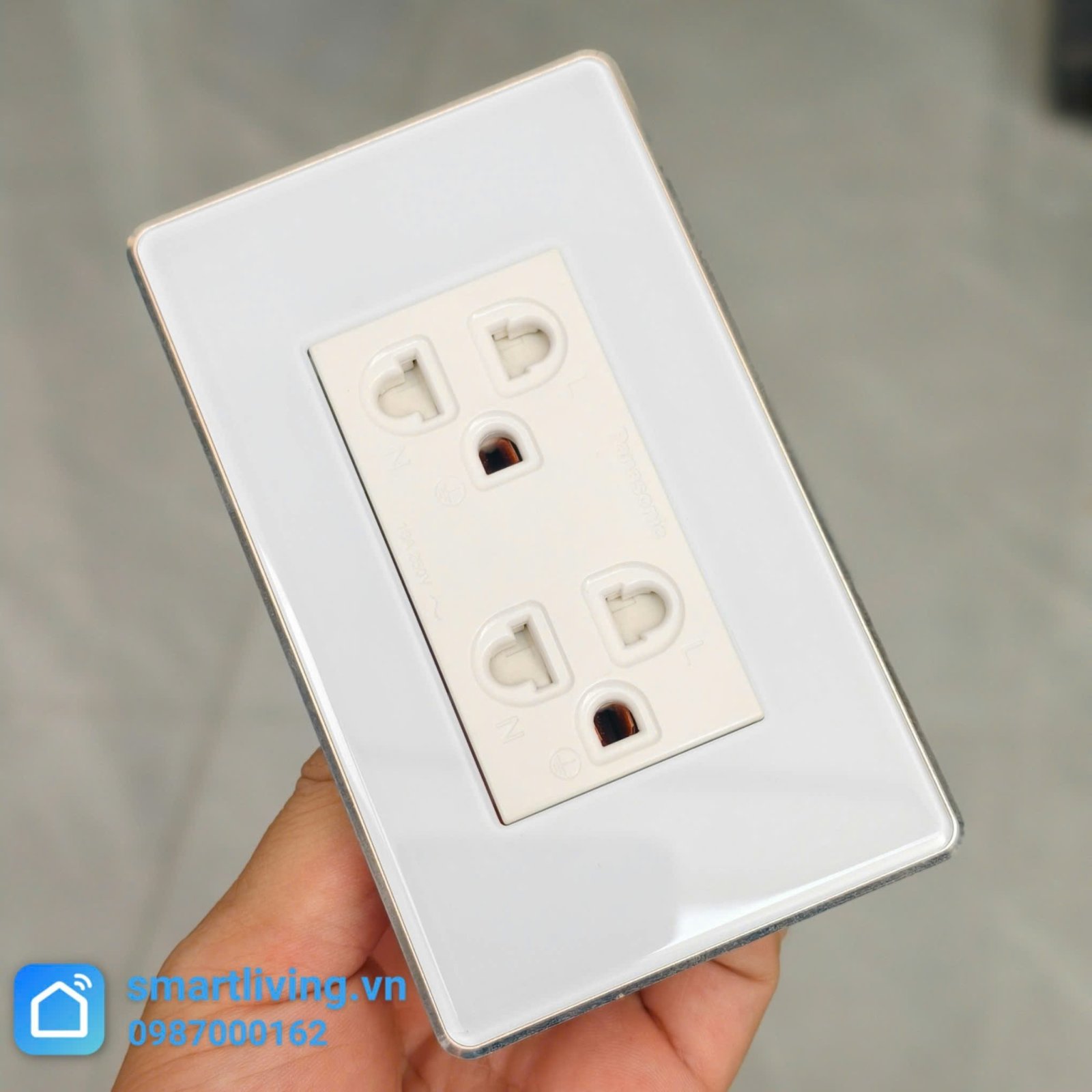 Mặt ổ cắm mặt kính viền nhôm Vuông