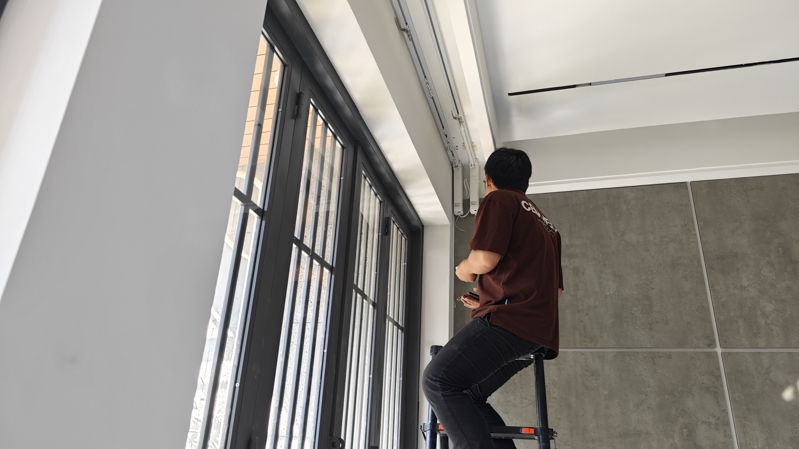 Kỹ thuật viên Smartliving thi công ray rèm tự động