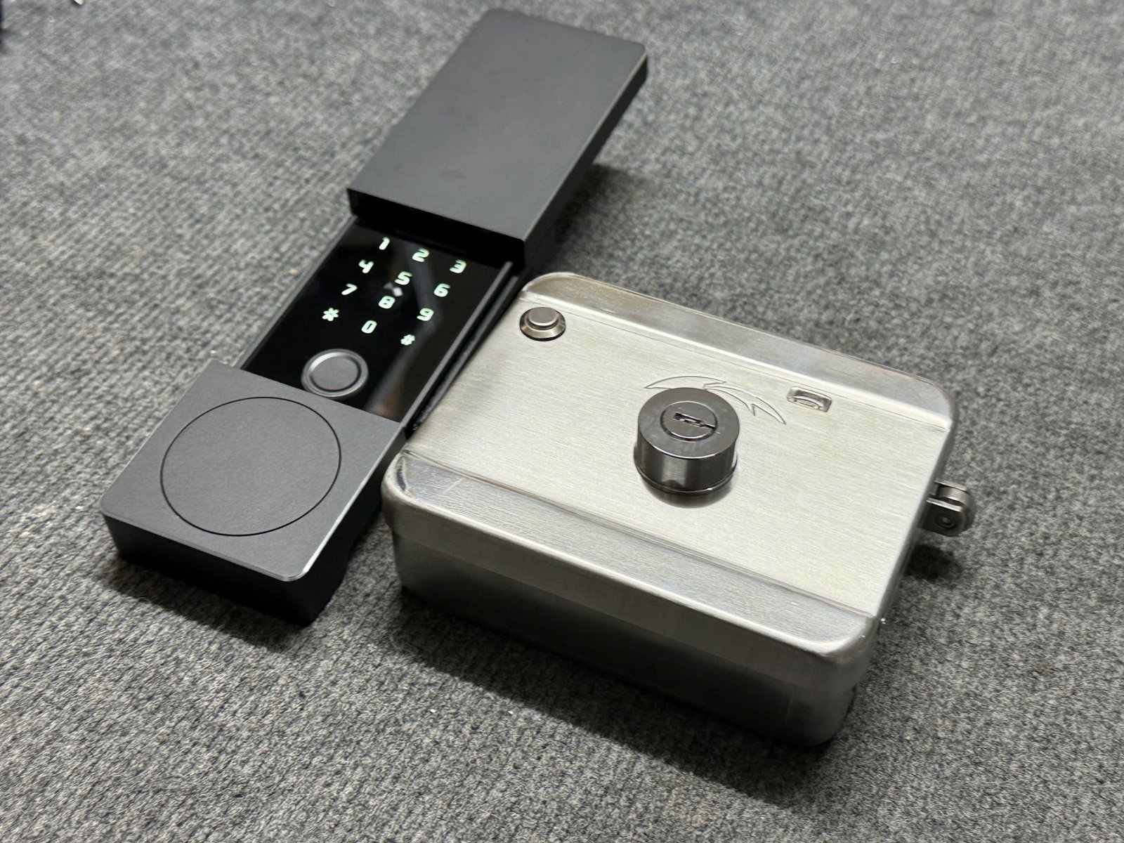 Khoá cửa cổng TTLOCK TLGA106-1S vân tay 1 mặt